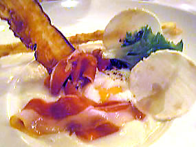 低温で固めた卵と生ハムベーコン